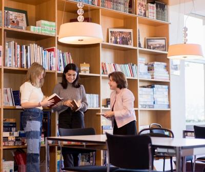 Surval Montreux bibliotheque room